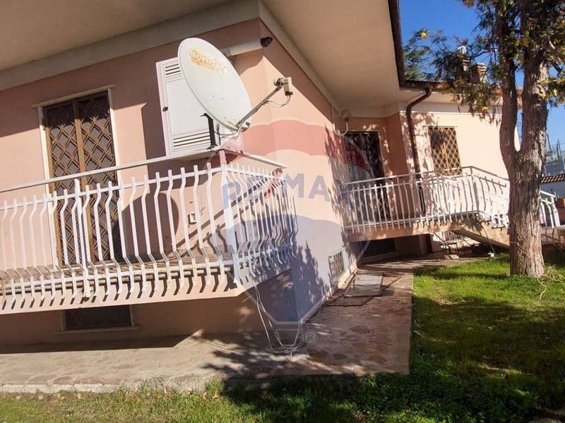 Villa in Vendita a Sessa Aurunca, 240'000€, 318 m²