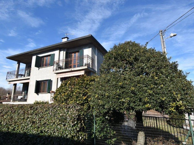 Casa Indipendente in Vendita a Brebbia, 350'000€, 300 m²