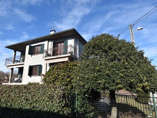 Casa Indipendente in Vendita a Brebbia, 350'000€, 300 m²
