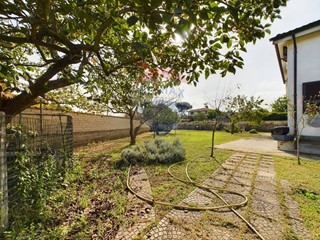 Villa in Vendita a Campagnano di Roma, 320'000€, 200 m²