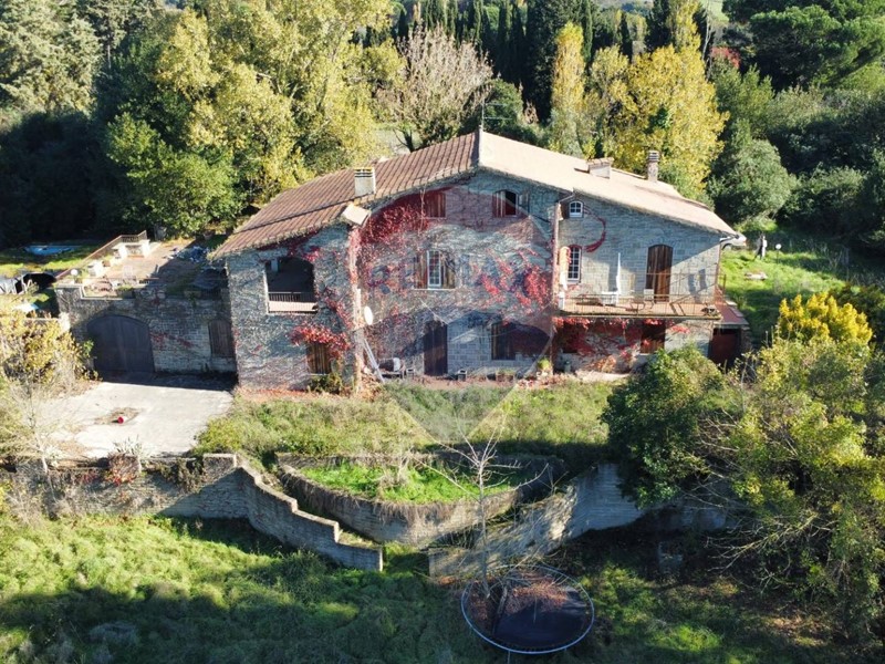 Villa in Vendita a Campagnano di Roma, 350'000€, 500 m²