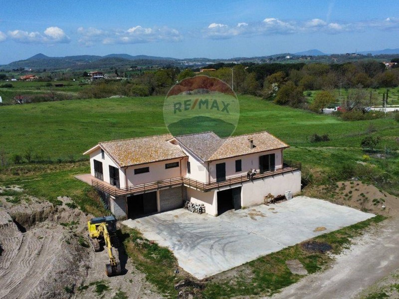 Villa in Vendita a Campagnano di Roma, 330'000€, 400 m², con Box