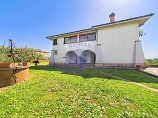 Villa in Vendita a Formello, 699'000€, 380 m²