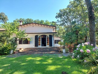 Villa in Vendita a Sabaudia, 615'000&euro;, 280 m²