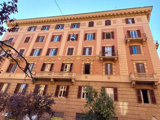 Immobile commerciale in Vendita a Roma, 480'000€, 313 m²