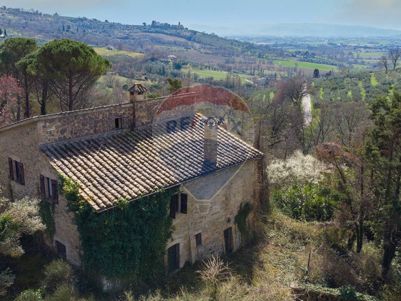 Rustico in Vendita a Assisi, 350'000€, 480 m²