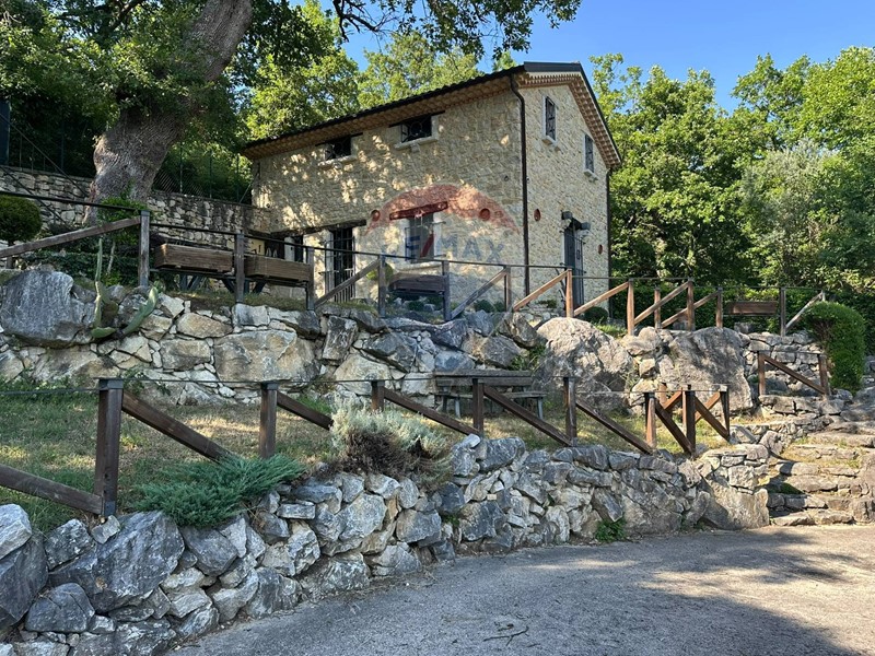 Rustico in Vendita a Castel San Vincenzo, 150'000€, 104 m²