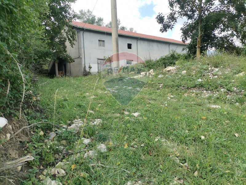 Rustico in Vendita a Barrea, 125'000&euro;, 300 m²