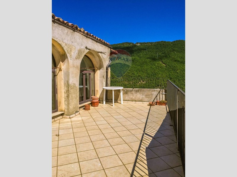 Casa Semi Indipendente in Vendita a Castel San Vincenzo, 144'000€, 405 m²