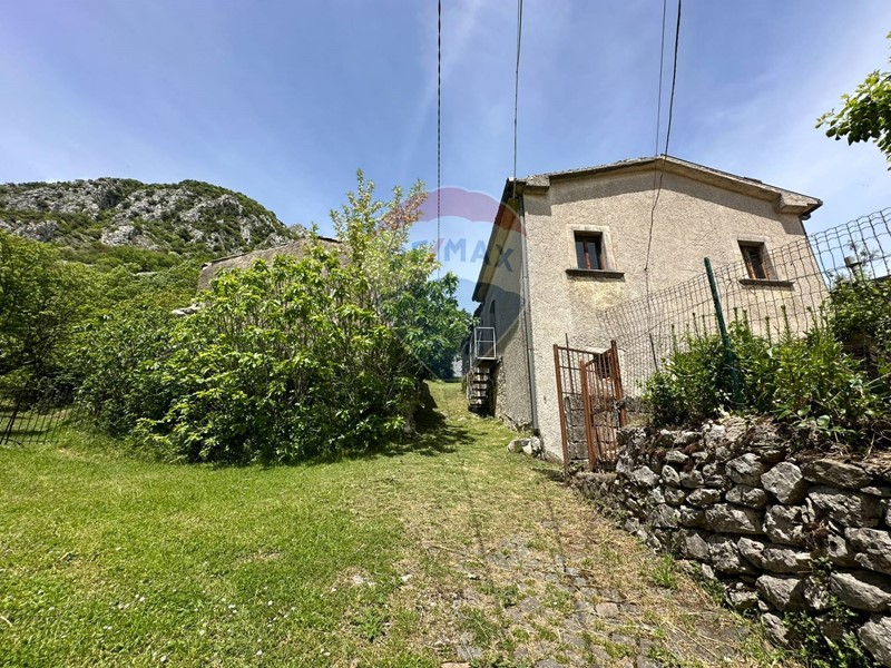 Casa Indipendente in Vendita a Rocchetta a Volturno, 37'000€, 90 m²