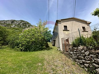 Casa Indipendente in Vendita a Rocchetta a Volturno, 37'000€, 90 m²