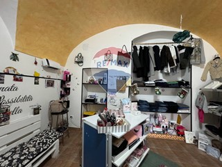 Negozio in Affitto a Barrea, 300€, 50 m²