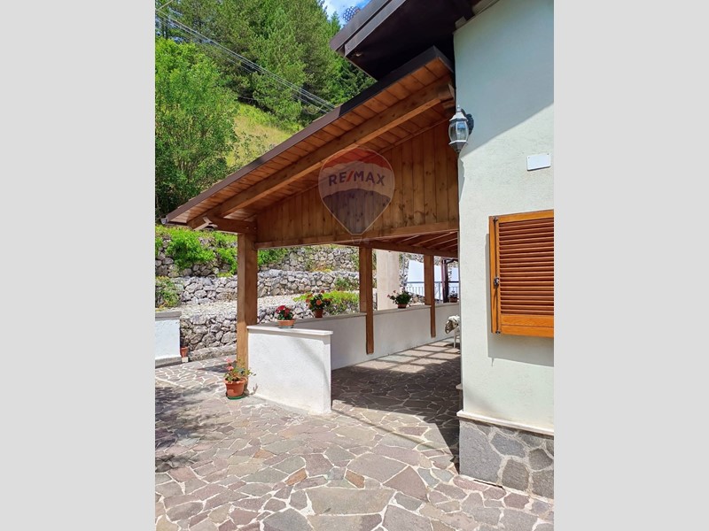 Casa Indipendente in Vendita a Opi, 395'000€, 360 m²