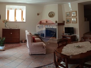 Casa Indipendente in Vendita a Opi, 395'000€, 360 m²