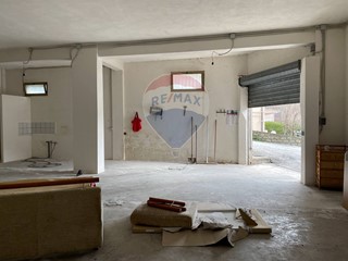 Magazzino in Vendita a Colli a Volturno, 25'000€, 99 m²