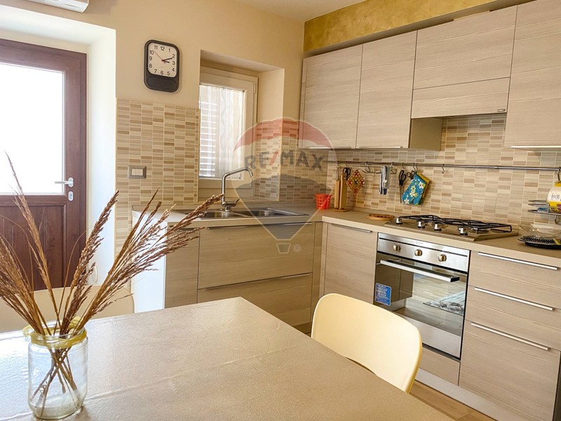 Casa Indipendente in Vendita a Fornelli, 80'000€, 77 m²