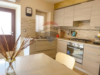 Casa Indipendente in Vendita a Fornelli, 80'000€, 77 m²