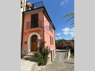 Casa Semi Indipendente in Vendita a Roccasicura, 39'000€, 263 m²