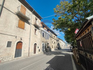 Appartamento in Vendita a Villetta Barrea, 105'000€, 150 m²