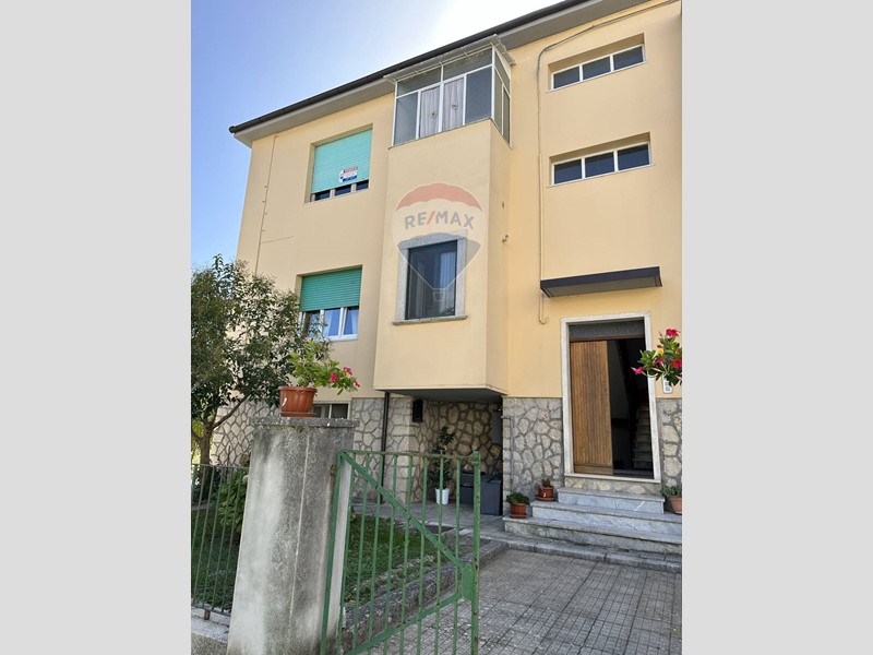 Quadrilocale in Vendita a Rocchetta a Volturno, 49'000€, 93 m²
