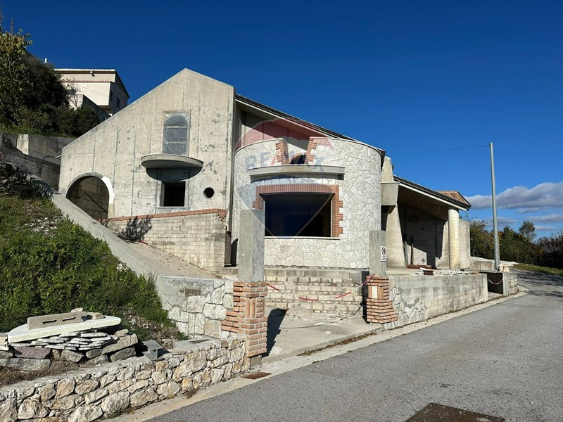Appartamento in Vendita a Montaquila, 130'000€, 210 m²