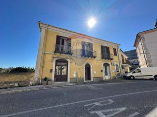 Casa Semi Indipendente in Vendita a Colli a Volturno, 85'000€, 313 m²