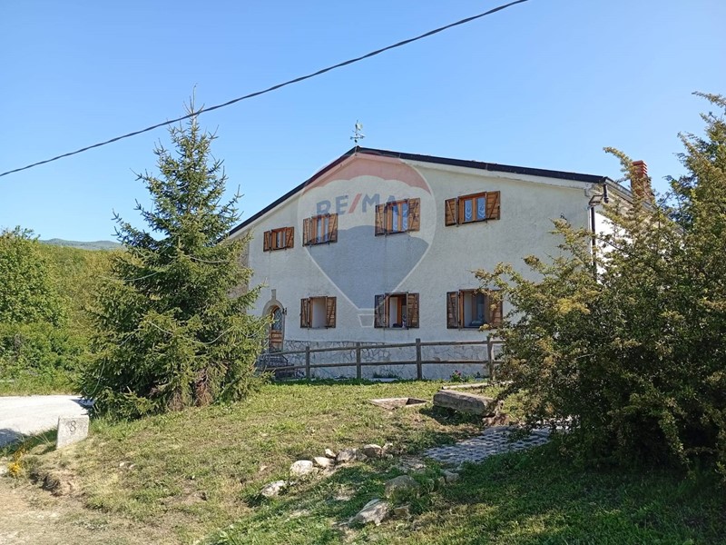 Villa in Vendita a Castel di Sangro, 490'000€, 288 m²