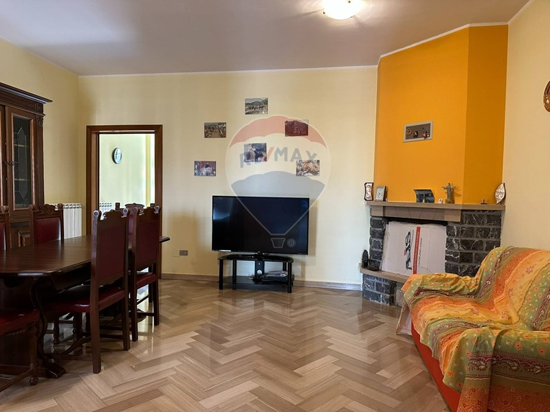 Casa Indipendente in Vendita a Montaquila, 160'000€, 300 m²