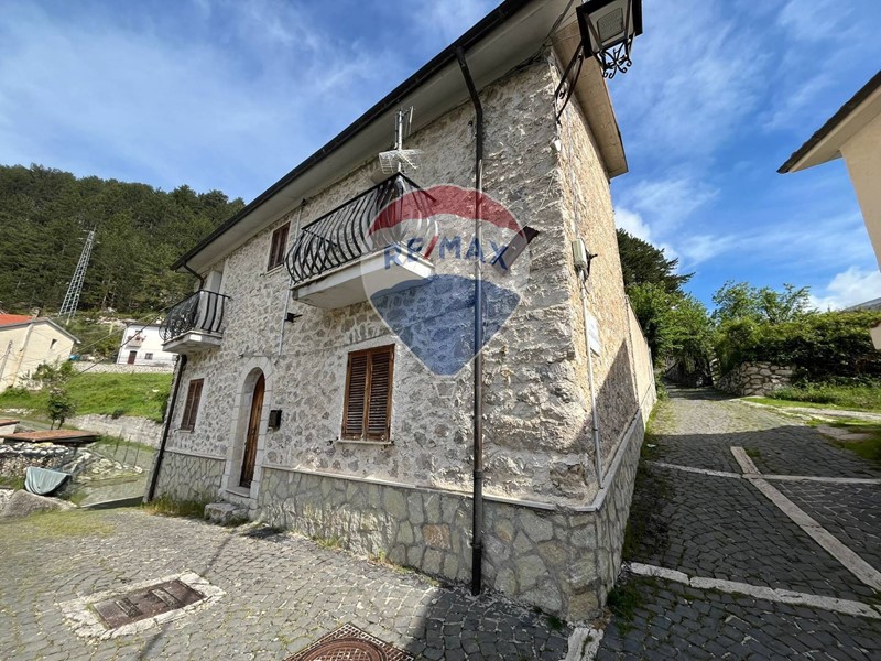 Casa Indipendente in Vendita a Villetta Barrea, 185'000€, 159 m²