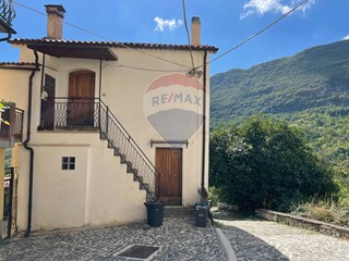 Casa Indipendente in Vendita a Pizzone, 39'000€, 90 m²