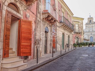 Casa Indipendente in Vendita a Palazzolo Acreide, 250'000€, 140 m²