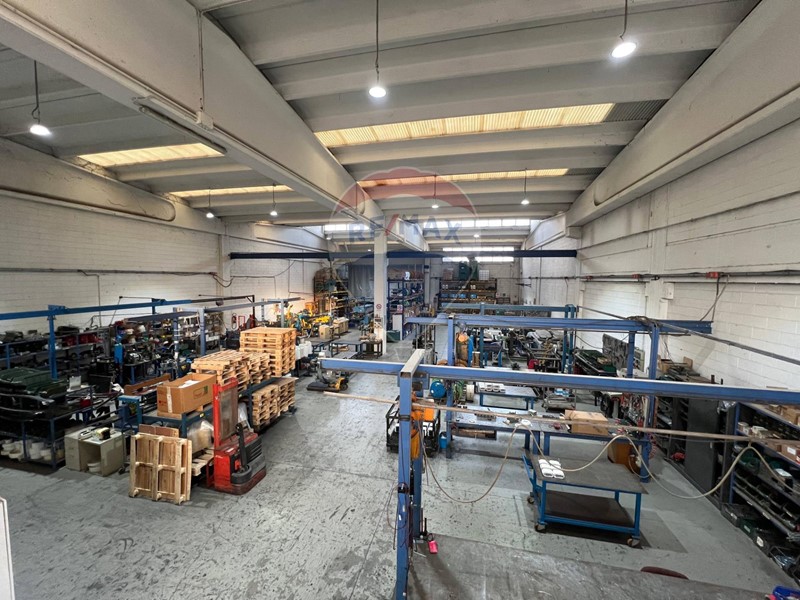 Capannone in Vendita a Gessate, 590'000€, 820 m²