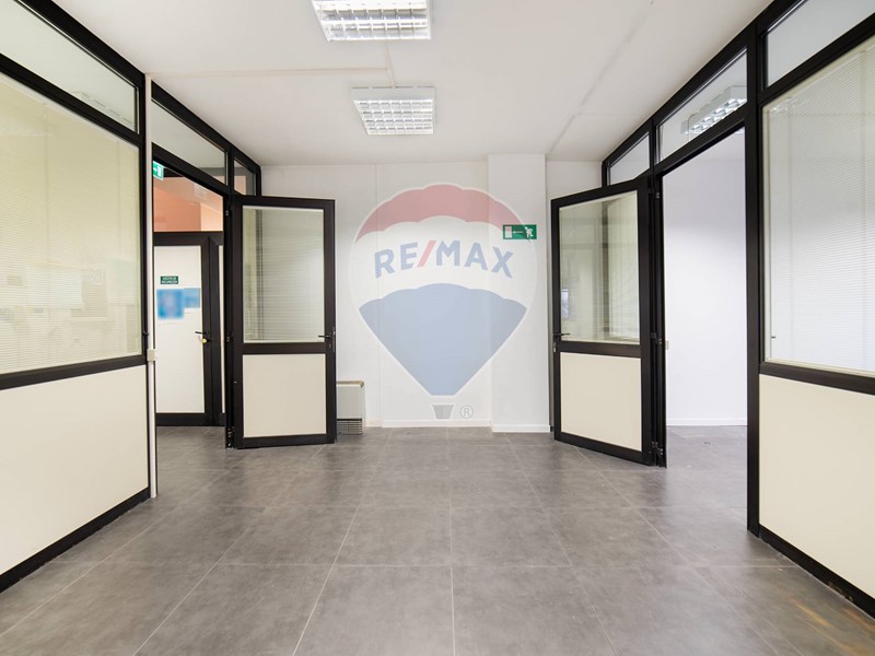 Ufficio in Vendita a Cologno Monzese, 390'000€, 242 m²