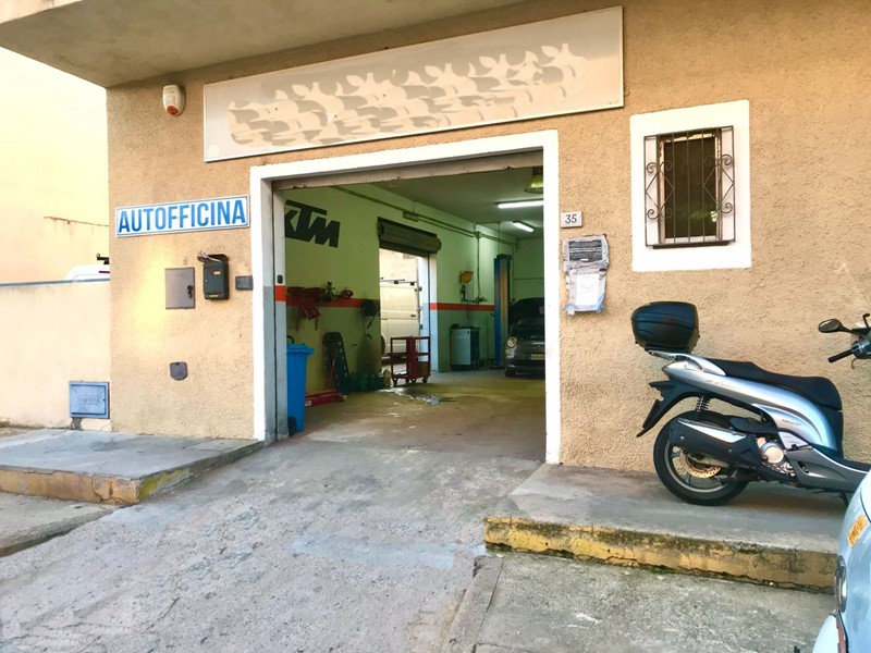 Capannone in Vendita a Olbia, 135'000€, 200 m²