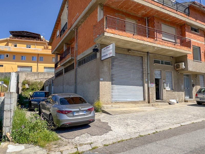 Negozio in Vendita a Nuoro, 270'000€, 480 m², con Box