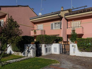Villetta a schiera in Vendita a Roma, 849'000€, 220 m²