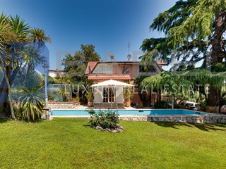 Villa in Vendita a Fonte Nuova, 590'000€, 410 m²