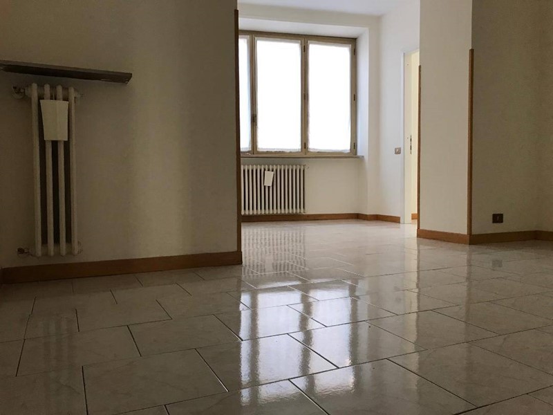 Ufficio in Affitto a L'Aquila, 650€, 70 m²