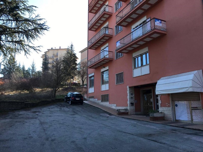 Immobile commerciale in Affitto a L'Aquila, 1'000€, 120 m²