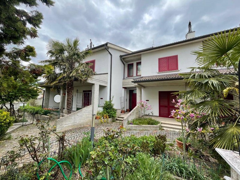 Villa in Vendita a L'Aquila, 420'000&euro;, 800 m²