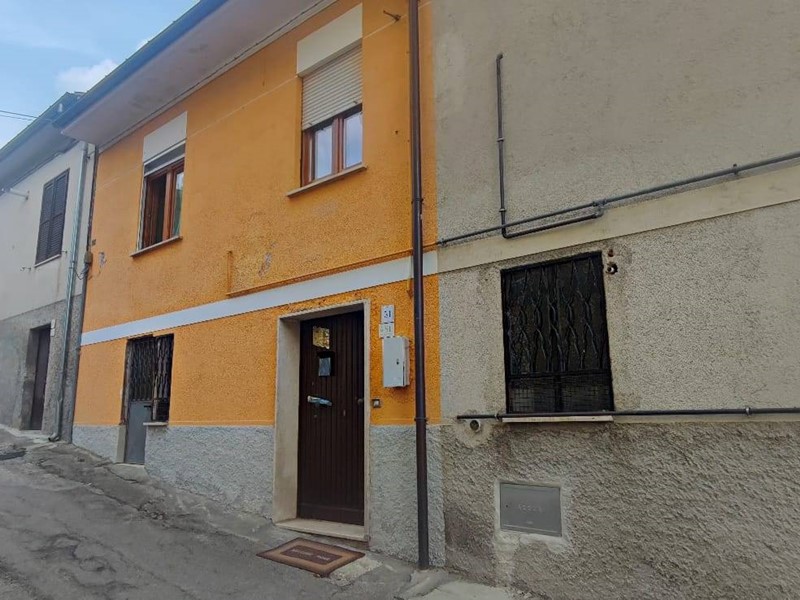 Casa Indipendente in Vendita a Pizzoli, 78'000&euro;, 183 m²