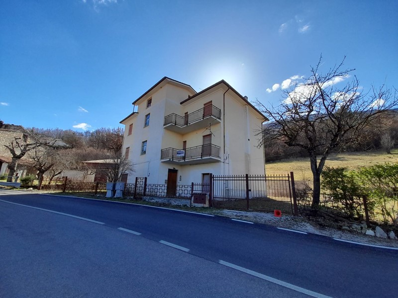 Casa Semi Indipendente in Vendita a Tornimparte, 160'000€, 450 m²