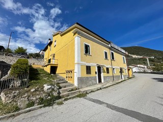 Rustico in Vendita a San Pio delle Camere, 200'000€, 330 m²