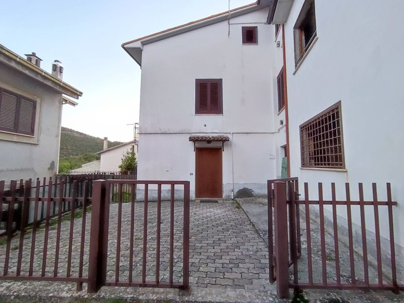 Casa Indipendente in Vendita a Barete, 45'000&euro;, 160 m²