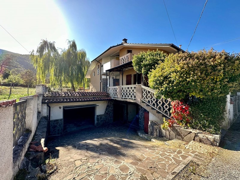 Villa in Vendita a Tione degli Abruzzi, 165'000&euro;, 200 m²