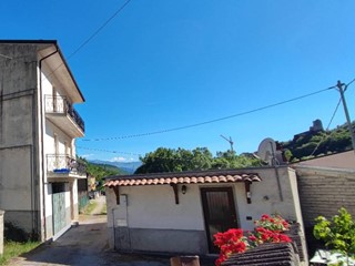 Trilocale in Vendita a L'Aquila, 77'000&euro;, 85 m²