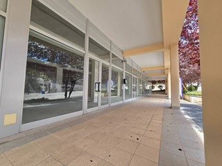 Immobile commerciale in Vendita a L'Aquila, 145'000&euro;, 135 m²