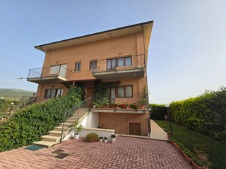 Casa Semi Indipendente in Vendita a L'Aquila, 240'000&euro;, 200 m²
