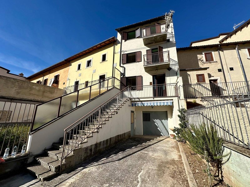 Casa Indipendente in Vendita a Caporciano, 75'000&euro;, 120 m²