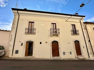 Trilocale in Vendita a Fontecchio, 68'000€, 80 m²